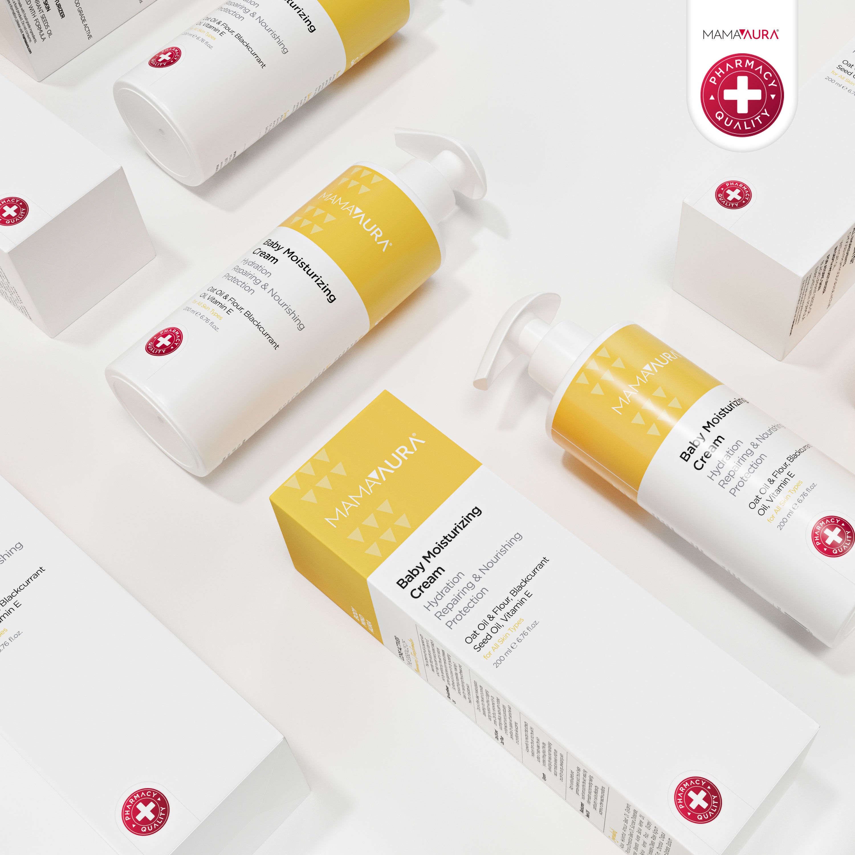 Baby Moisturizing Cream pompaj şişeleri ve sarı ambalajlı kutuları açık zeminde kuşbakışı düzenlemede, hassas bebek cildi için Yulaf Yağı ve Vitamin E içerikli nemlendirici bebek kremi
